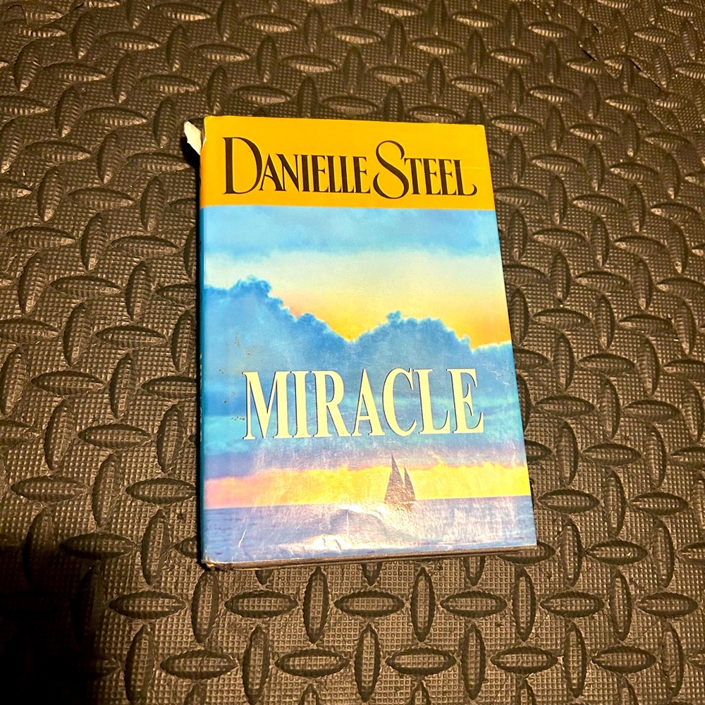 Danielle Steele Miracle hard cover book 2005